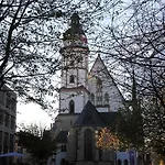 Haus Mit Kunst Zwischen Wald Und